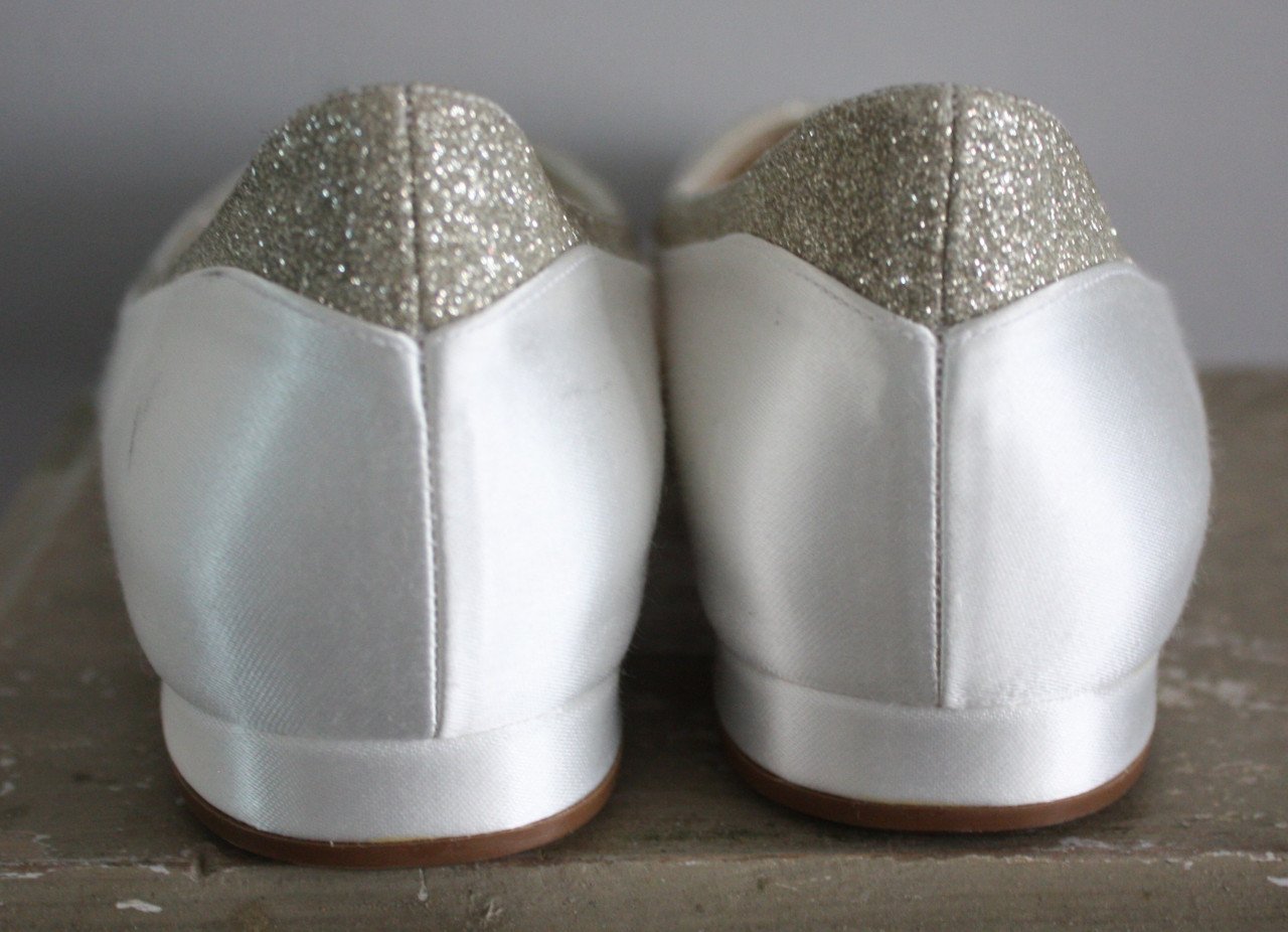 Nieuwe punp satijn wit met gouden glitterrand maat 6
