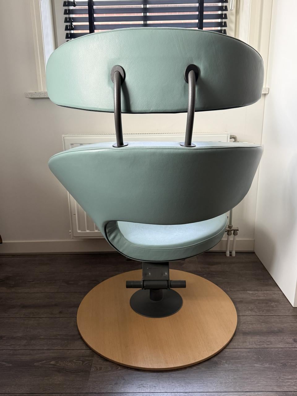 Comfortabele Varier Peel stoel met voetenbank – leer – zeer goede staat