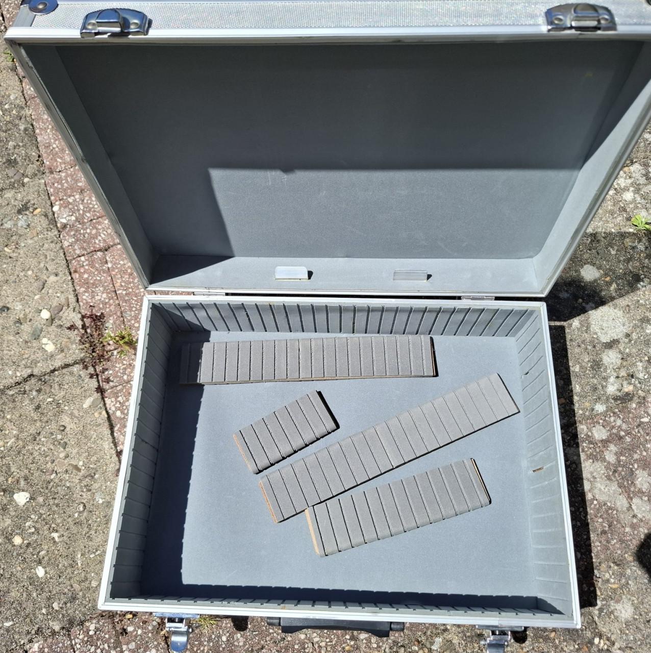 Twee Aluminium attaché koffertjes van verschillende afmeting