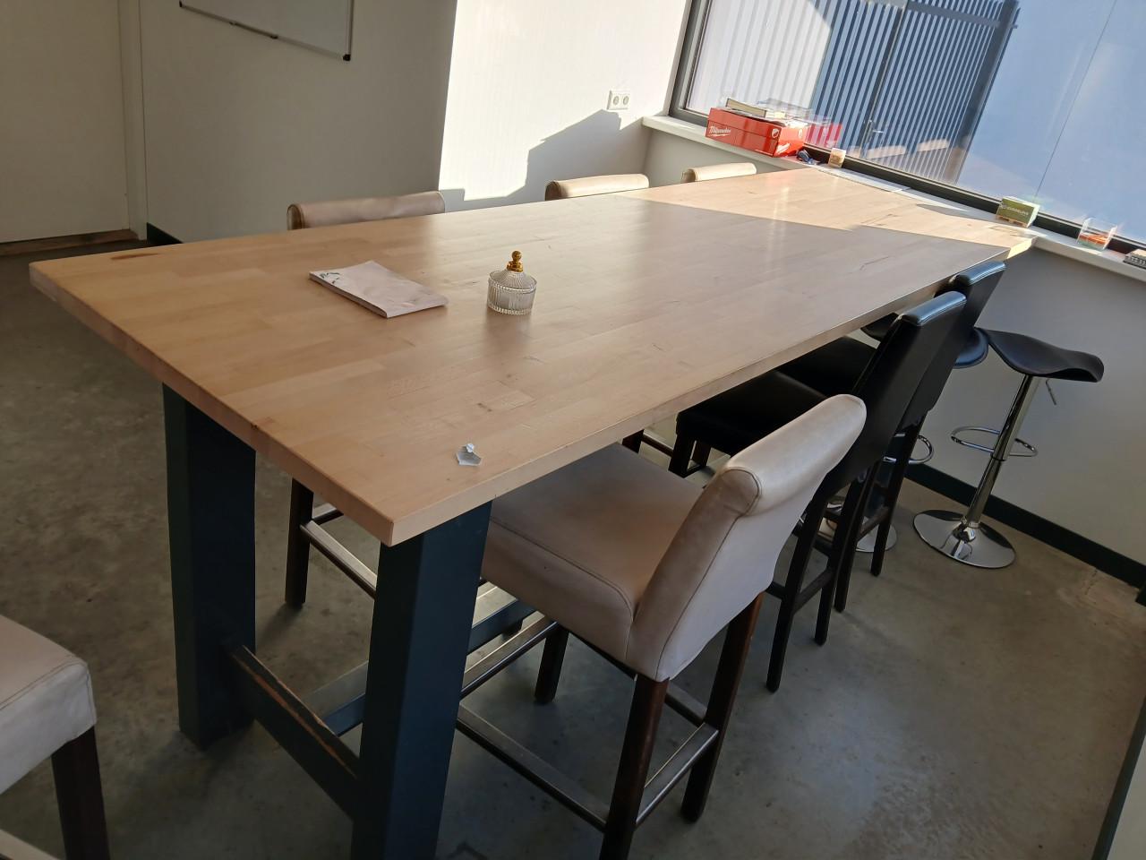 Bartafel met krukken (301m x 91cm x 112cm)