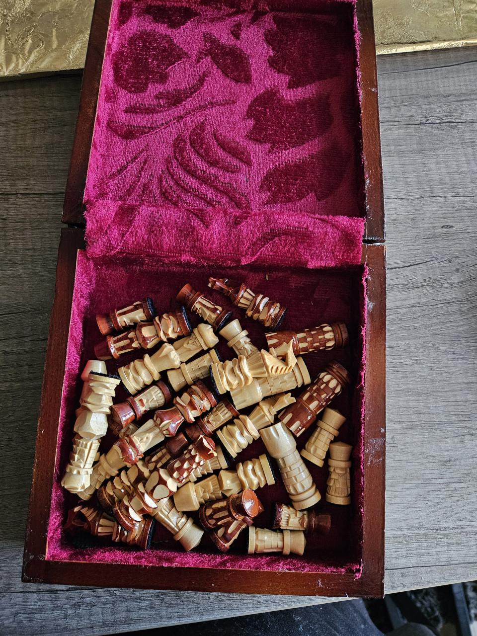 Prachtig handgemaakt houten schaakspel, mooi houtsnijwerk