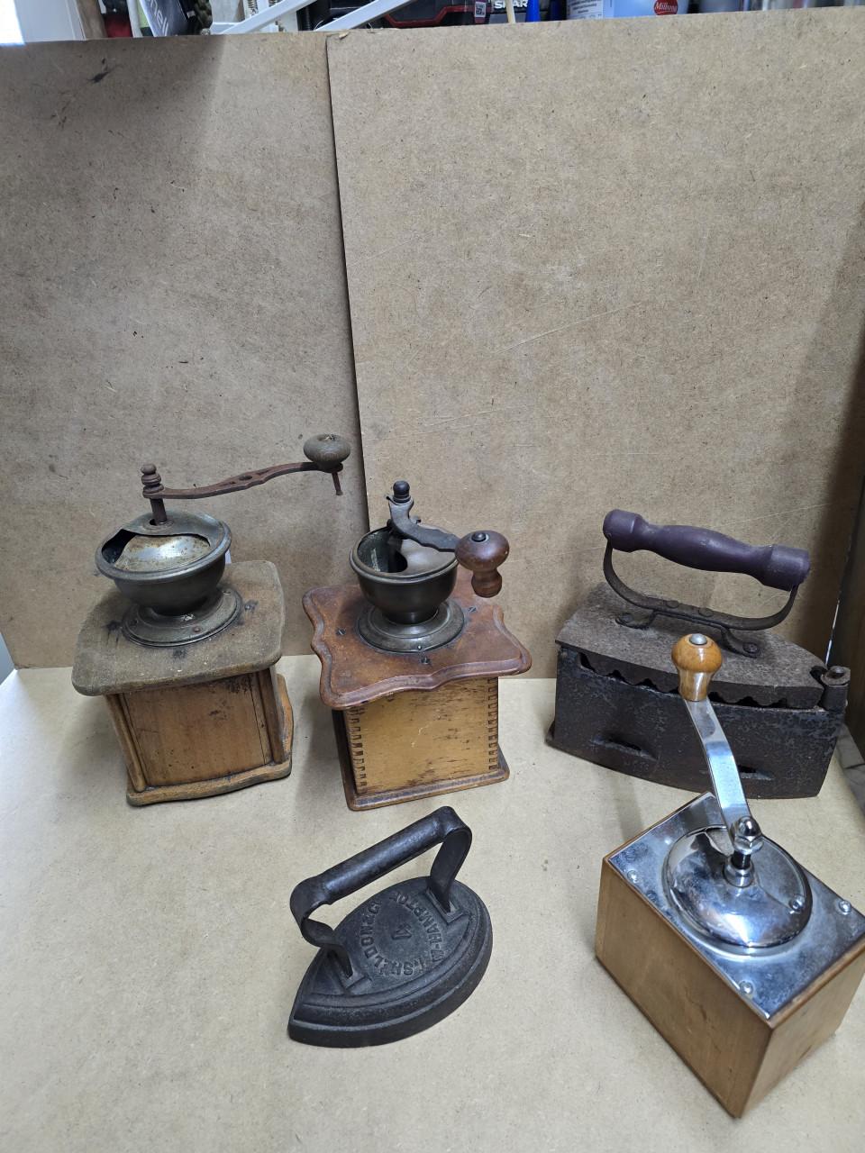 Koffiemolen en strijkijzers