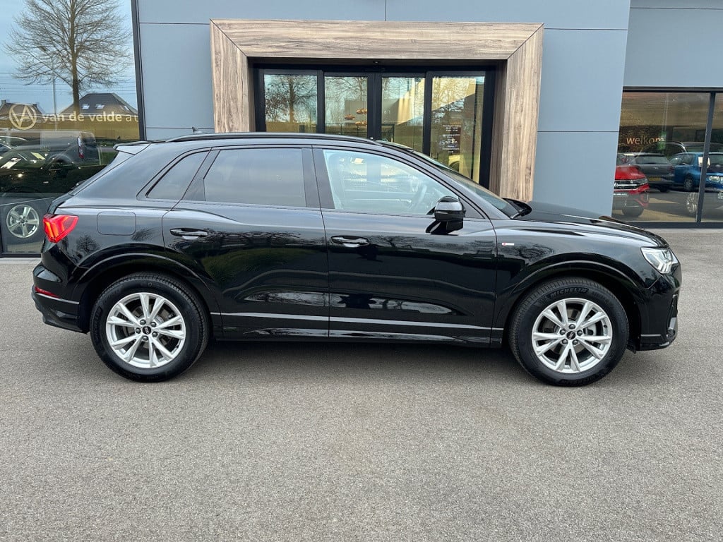 Audi Q3 35 tfsi s-line | panoramadak | zwart optiek | trekhaak | camera | e