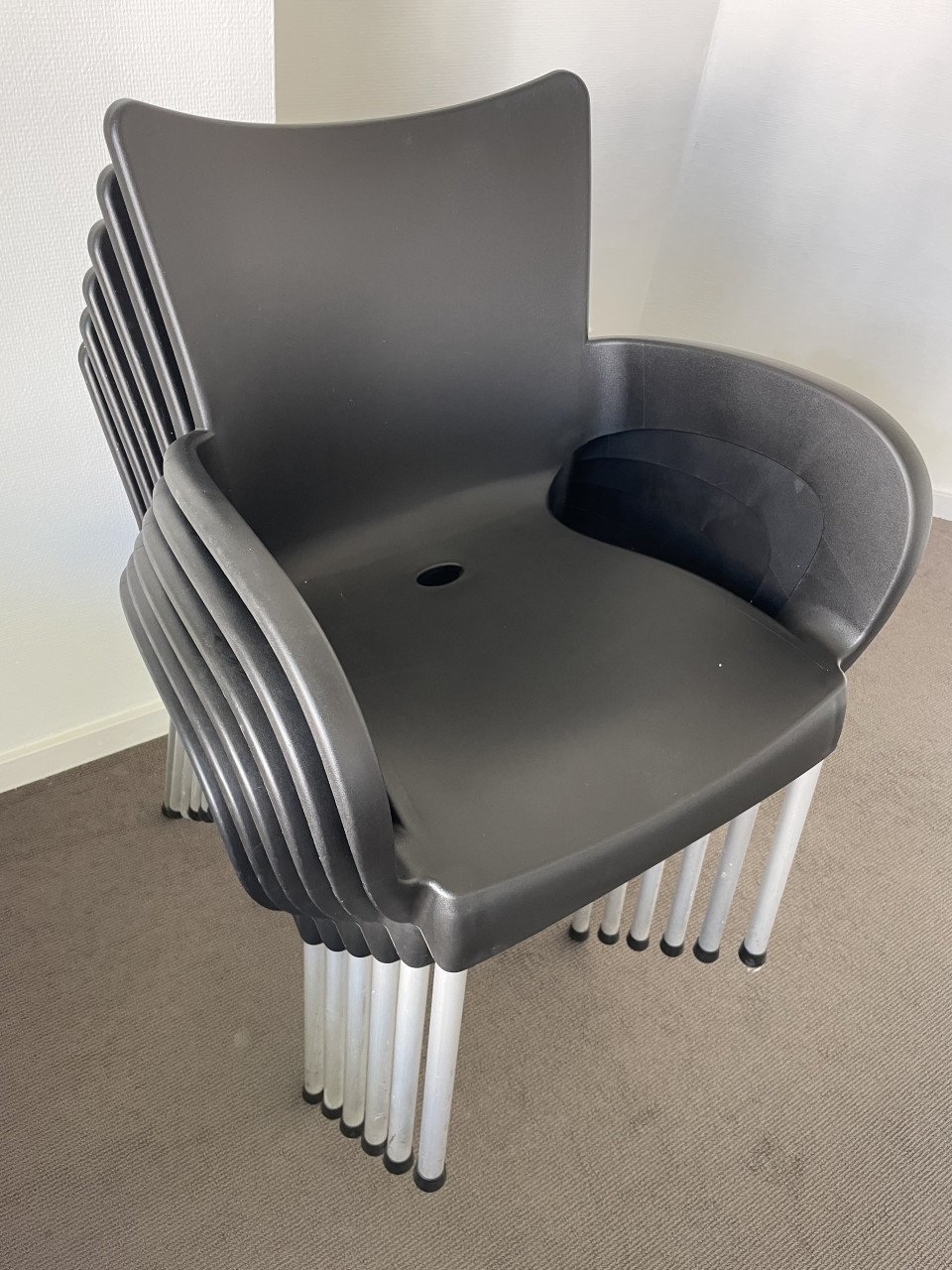 Mooie stapelstoelen van kunststof, zwart.