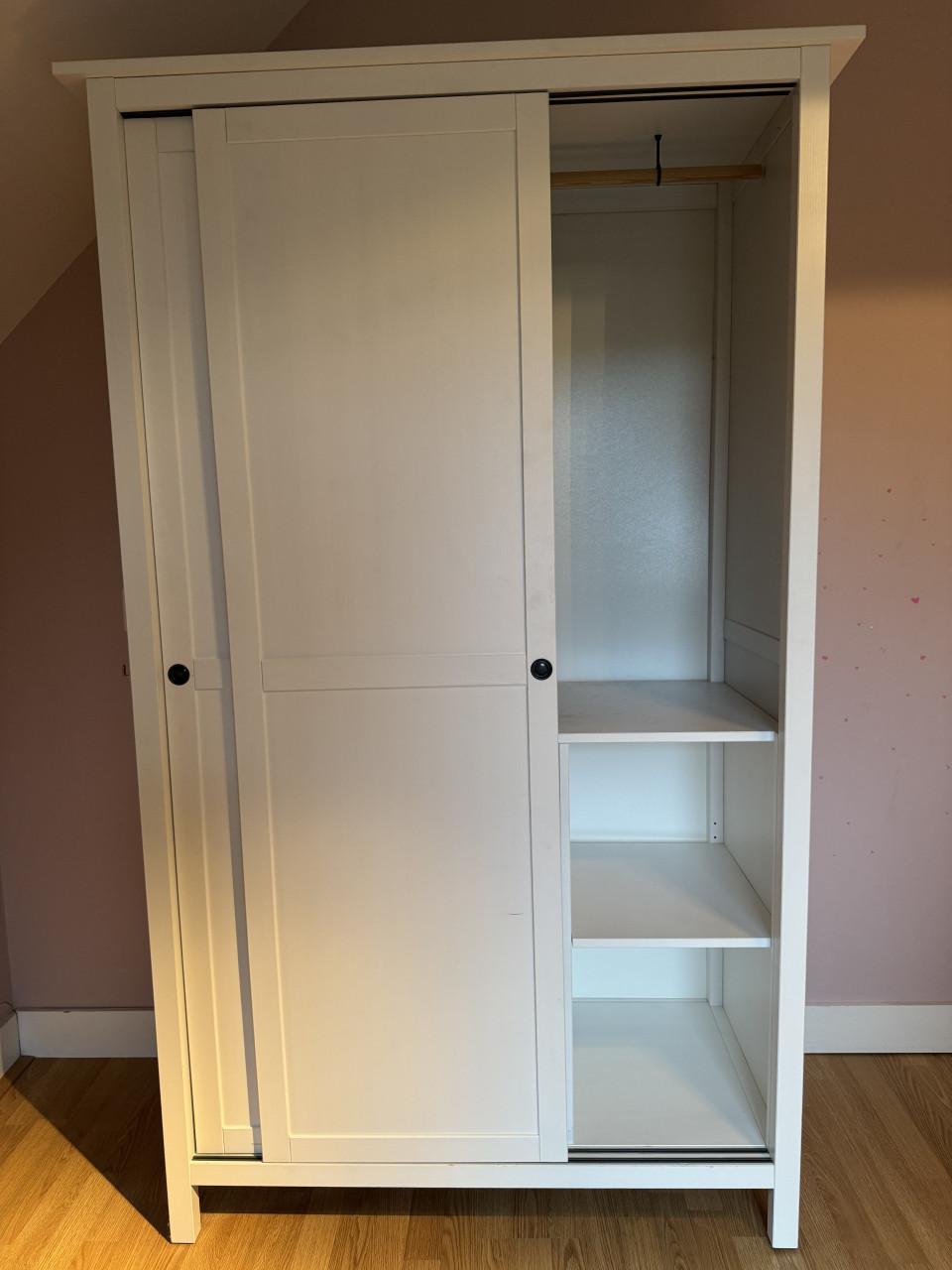 Kledingkast met 2 schuifdeuren uit de Ikea Hemnes serie