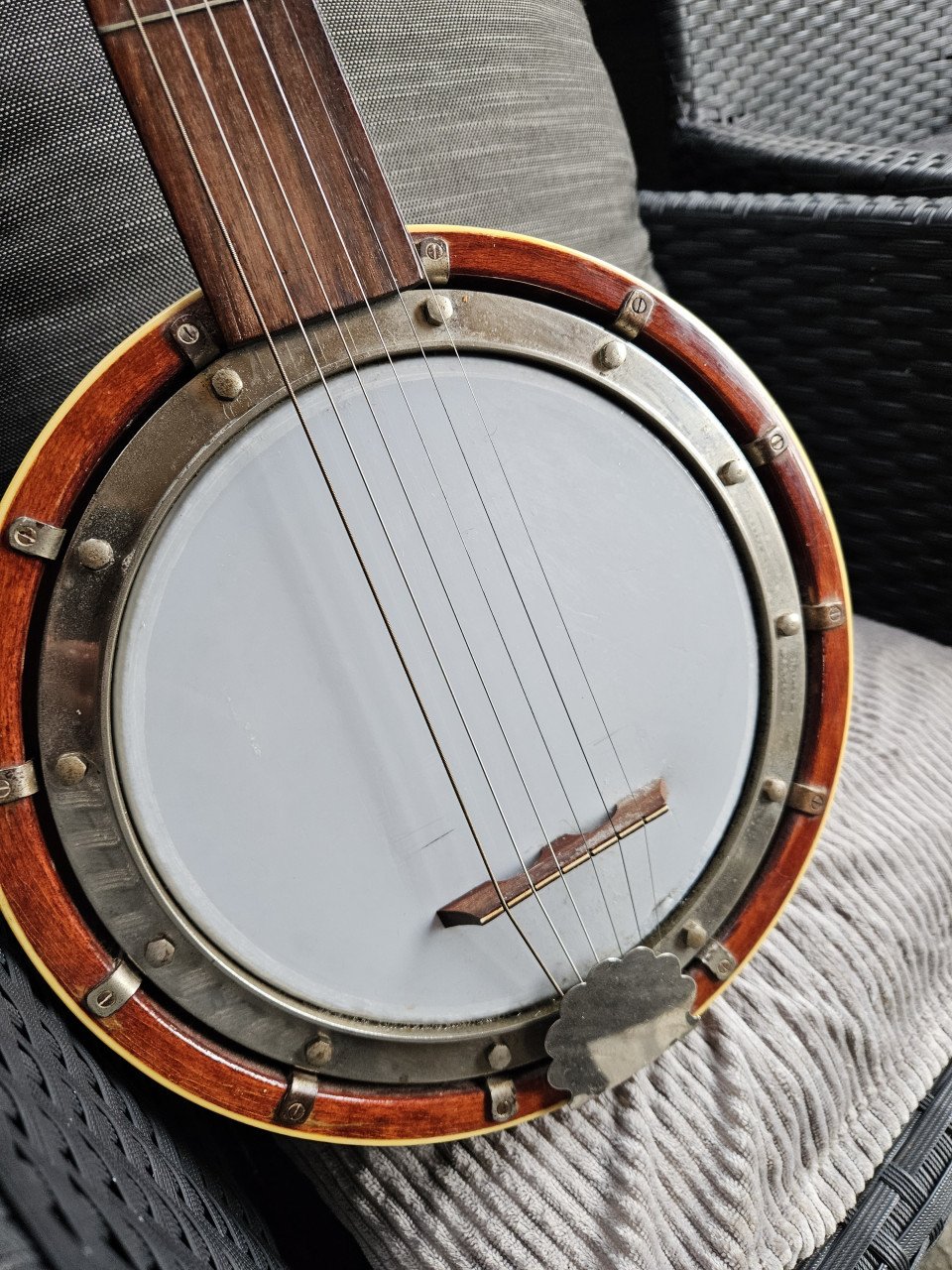 Prachtig vintage massief houten banjo met 6 snaren....