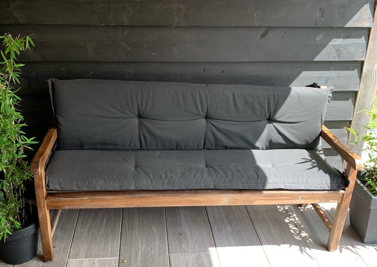 Teak bank  plus kussens.