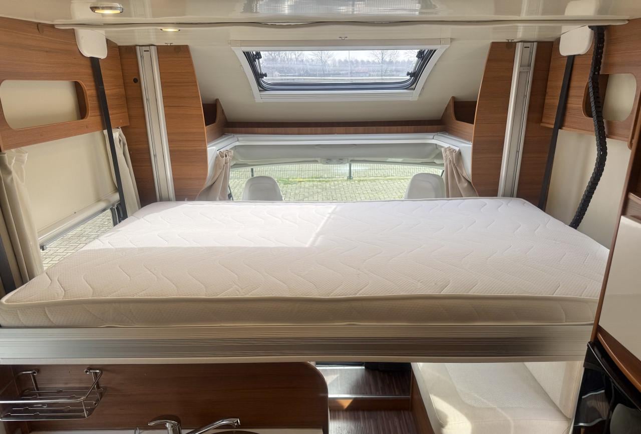 Elnagh Baron 73 (2x lengtebedden, hefbed, Euro 6 , zeer netjes )