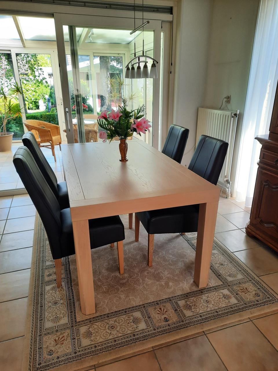 Tafel en stoelen