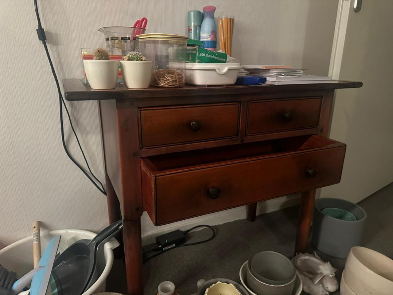 Bank, tafel en kastje in Shaker-stijl