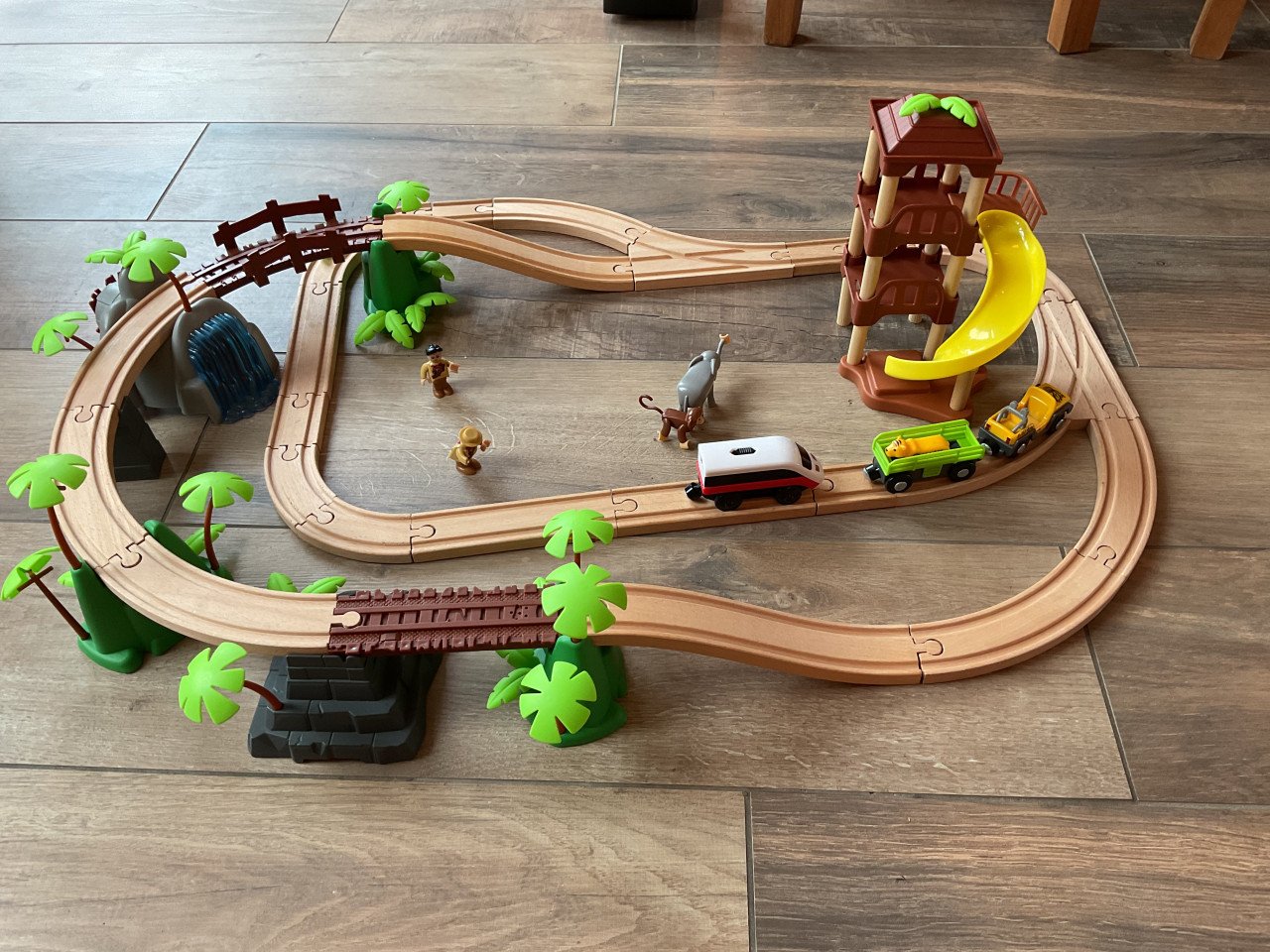 Houten rails trein met toebehoren zie foto