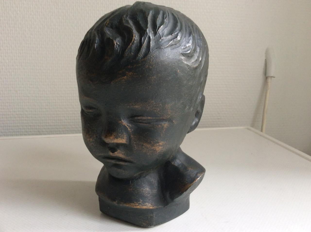 Een massief kinderkopje.   Hoogte: +/- 17 cm.