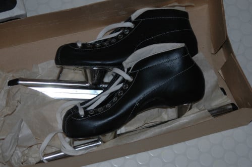 Gloednieuwe schaatsen, noren maat 37