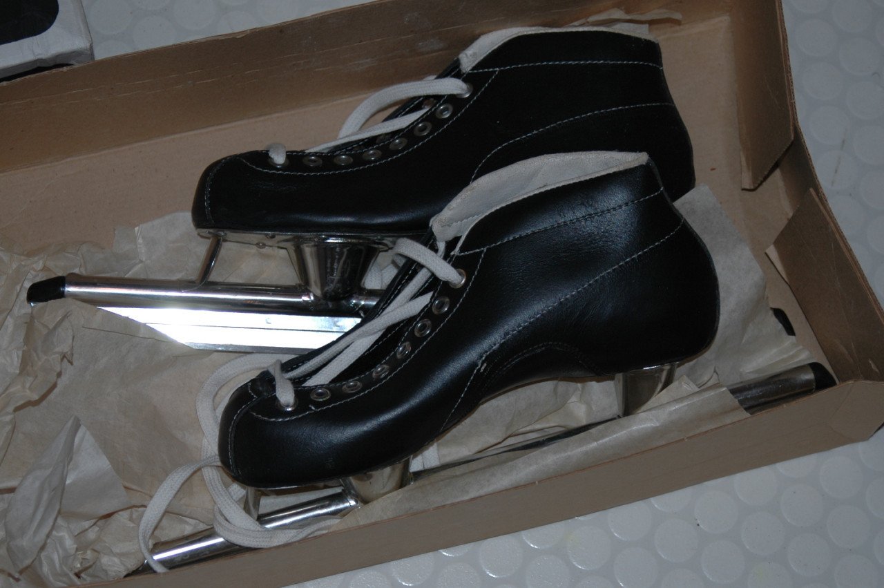 Gloednieuwe schaatsen, noren maat 37