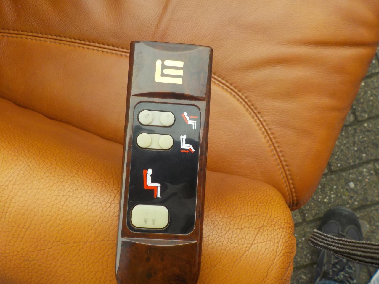 Elektrische leren sta-op relax fateuil met 2 motoren in zeer goede staat