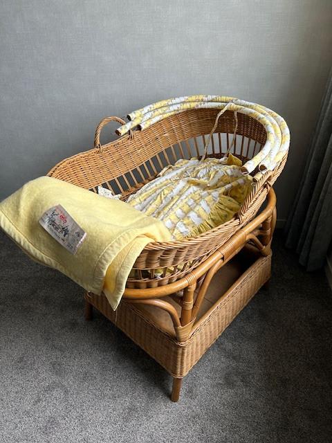 Grote rieten / rotan baby wieg,