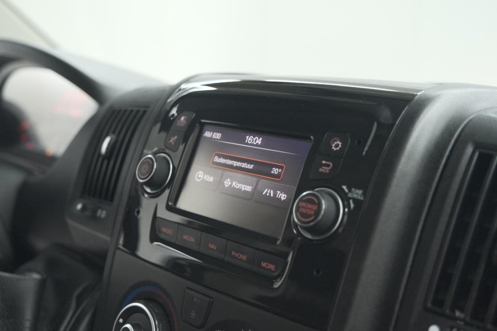Peugeot Boxer 330 2.2 bluehdi 140 l2h2 premium | navigatie | houtenvloer in