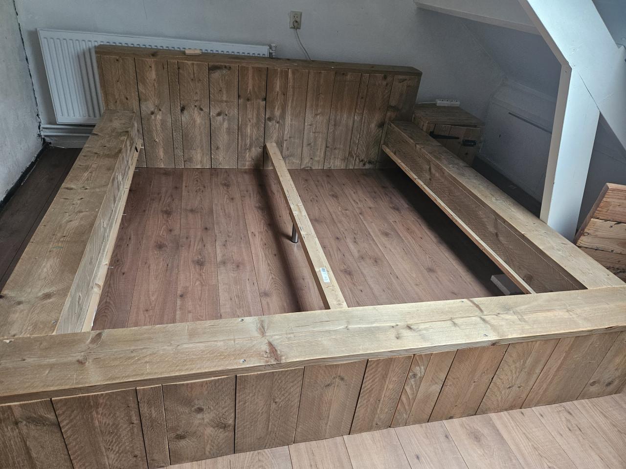 Tweepersoonsbed van steigerhout 180 bij 200