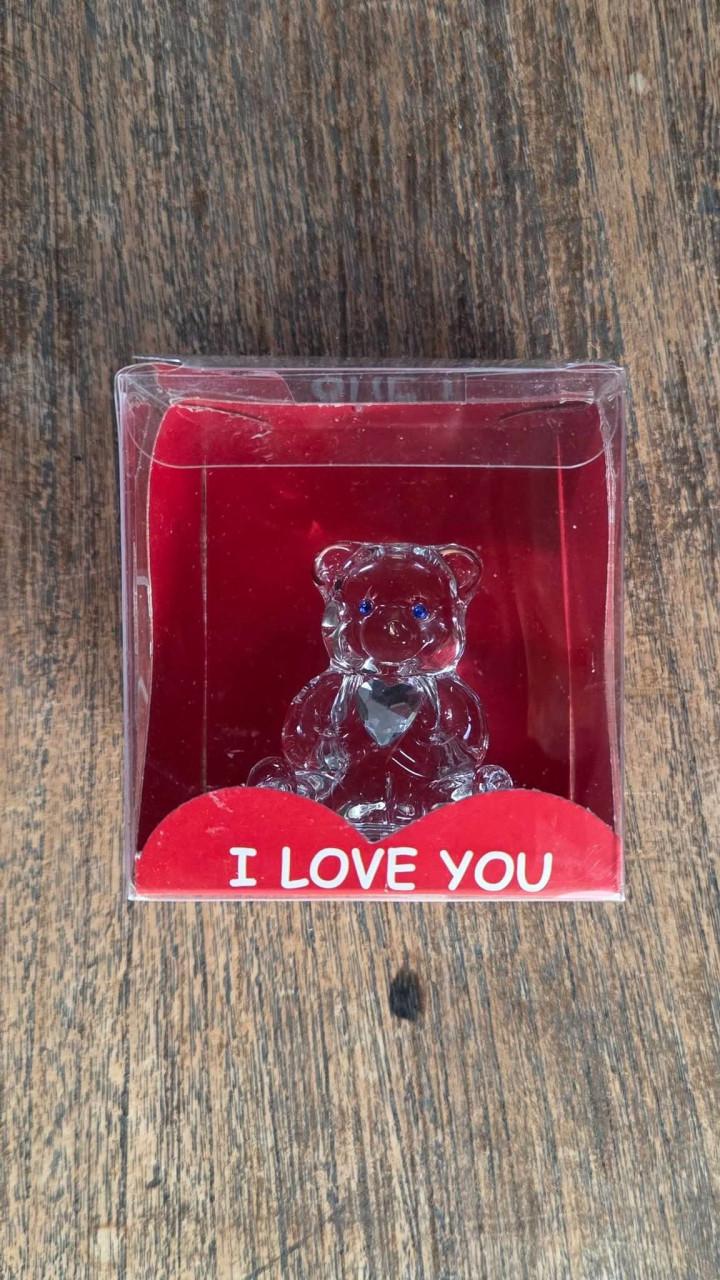 🥰 Schattig decoratief glazen beertje met een hartje.