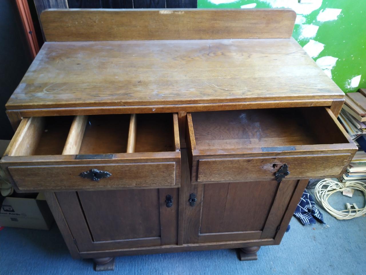 Klein houten dressoir minimaal 50 jaar oud, 50 euro