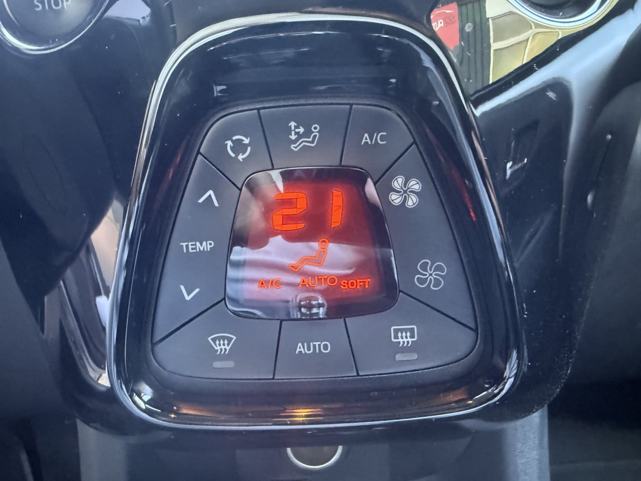 Peugeot 108 1.0 e- VTi Automaat/ Led/ Scherm/ Lane/ Airco/ Full option