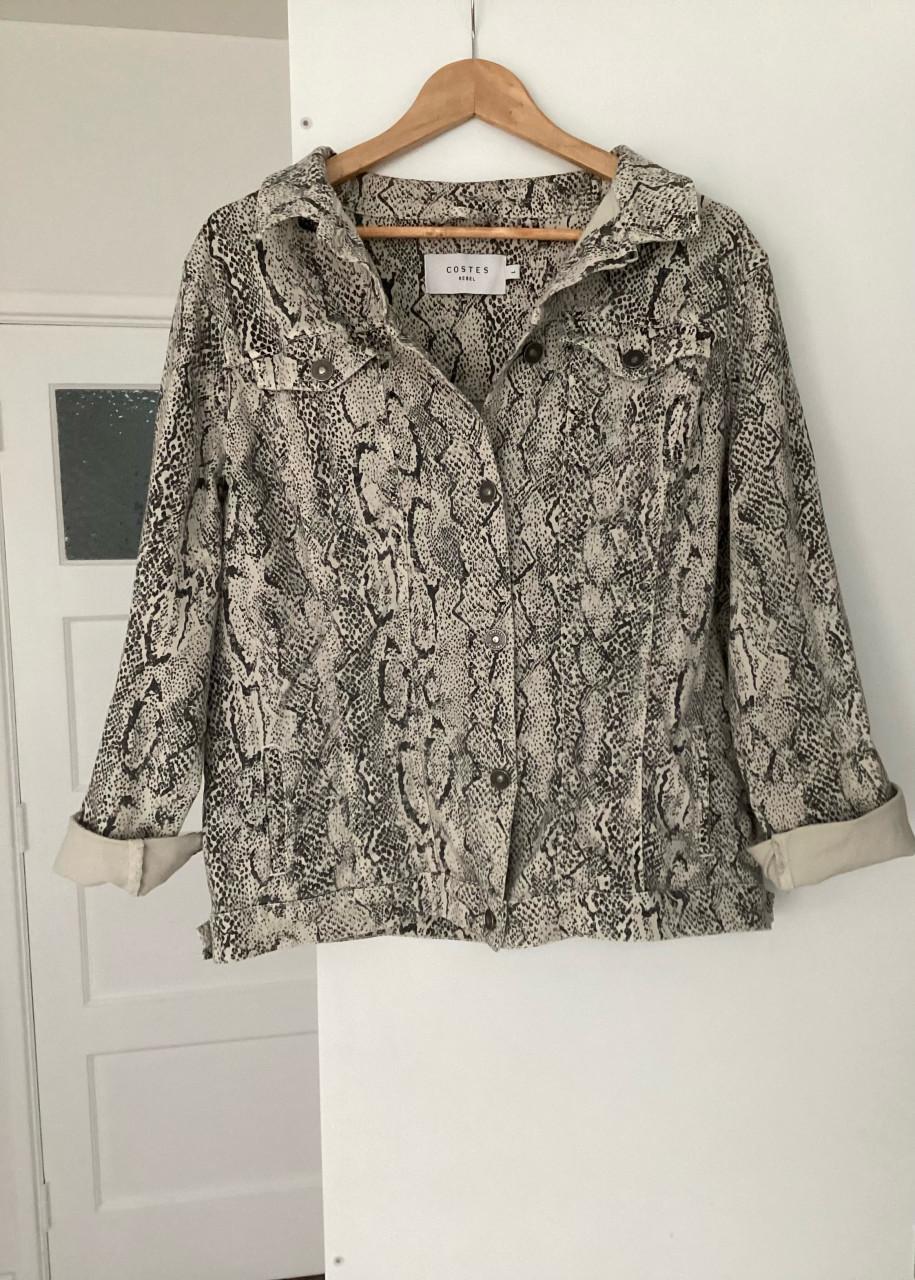 Jeans jasje L maar kan ook voor XL stretch zgan