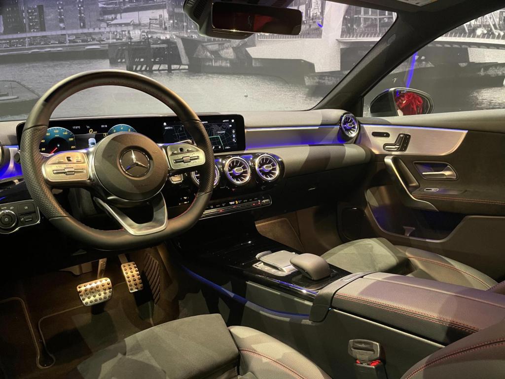 Mercedes-Benz A-Klasse 180 business solution amg *nl auto*led*pano*camera*