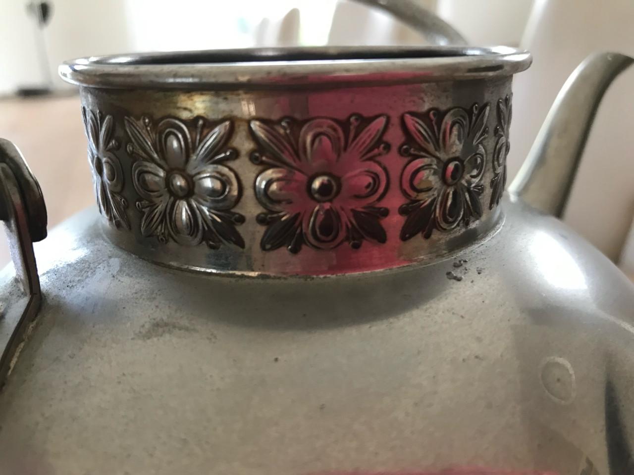 Elektrische theepot/waterkoker met mooi afgewerkte rand.