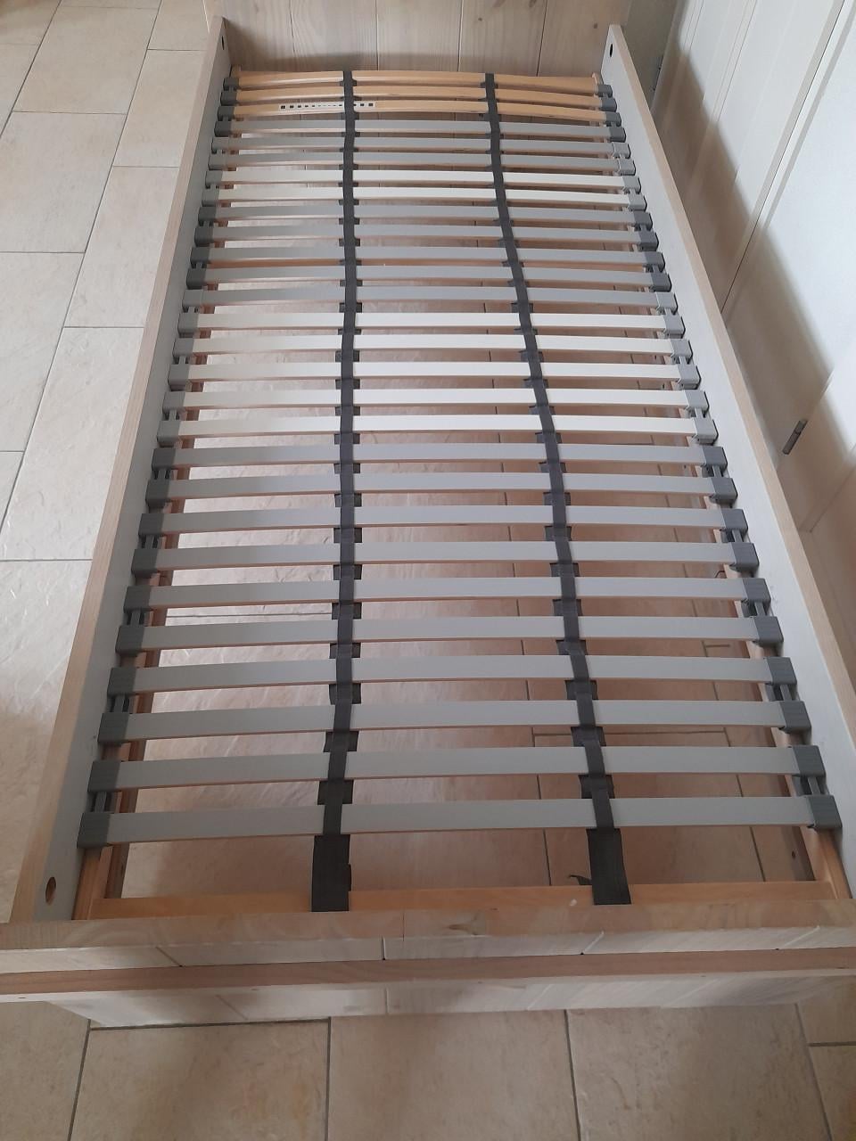 Massief houten 1 persoons bed 90 x 200 (in goede staat )