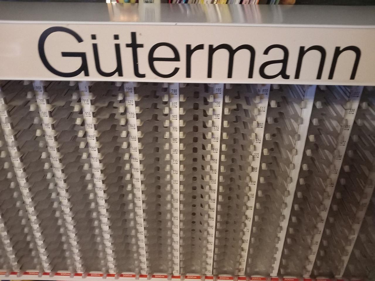 Naaigaren kast met 110 klossen naaigaren of een lege gutermann naaigaren