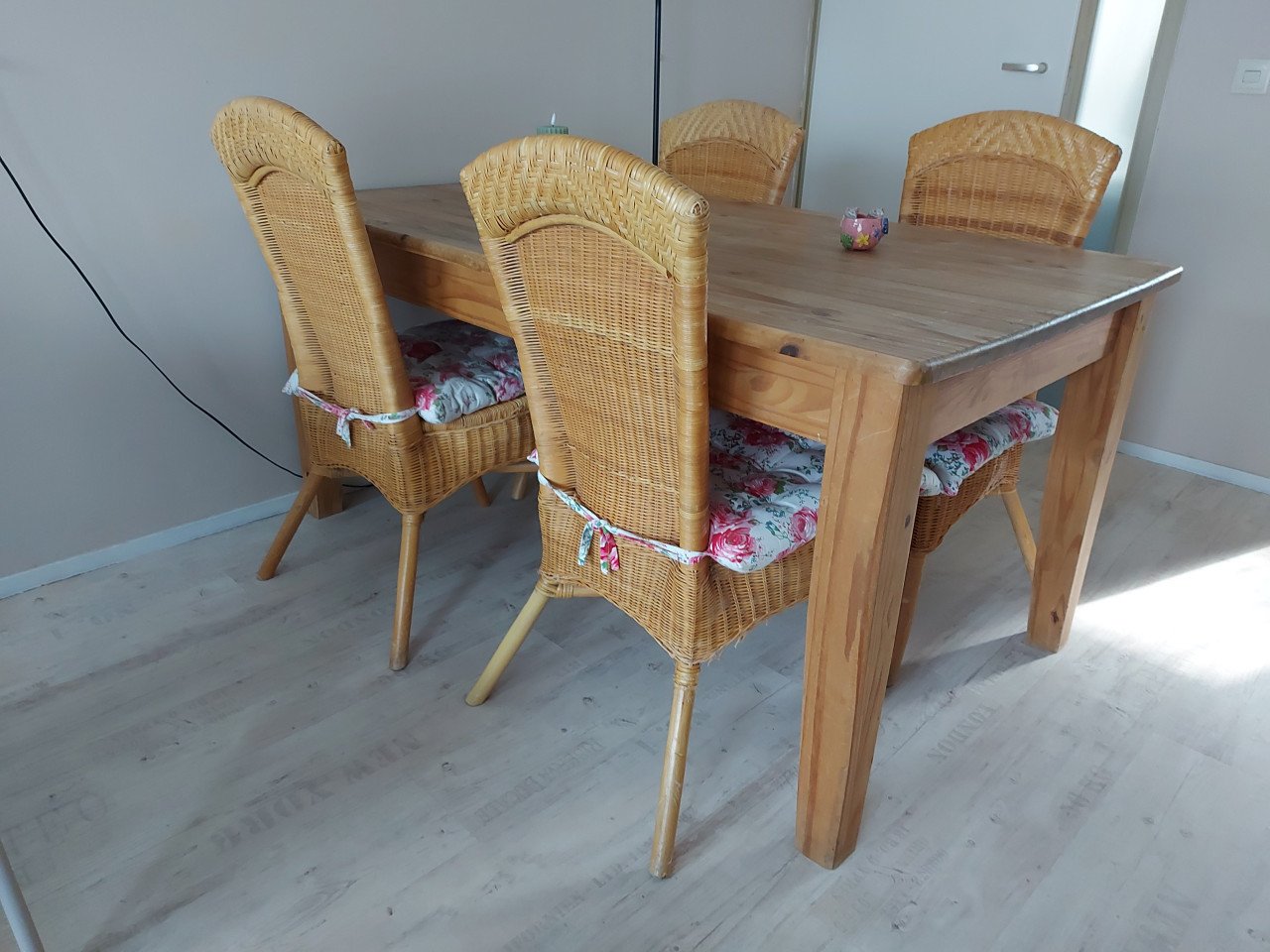 Stevige grenen eethoek met vier leuke rieten stoeltjes