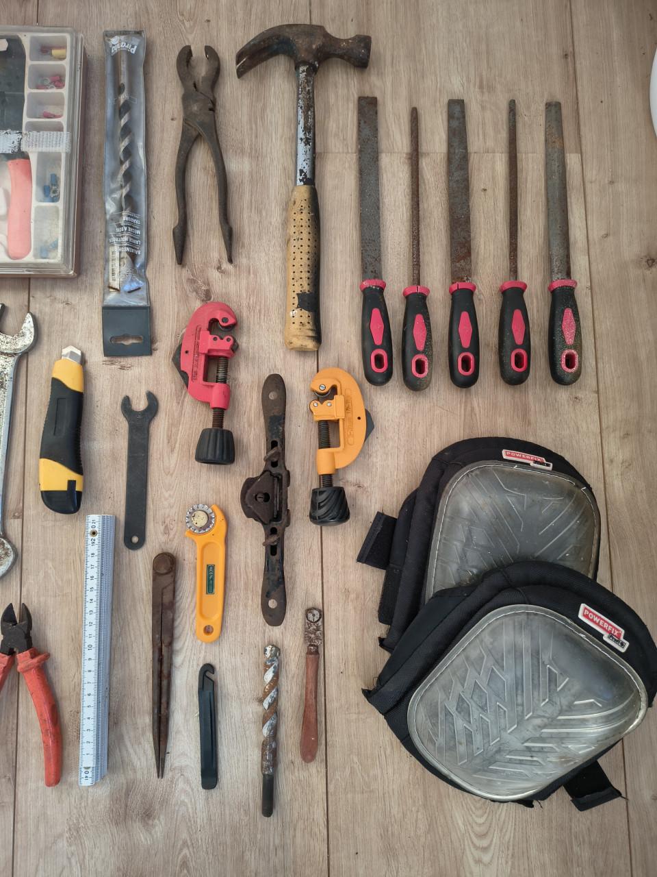 Partij oud gereedschap, allerhande gereedschap met roest.