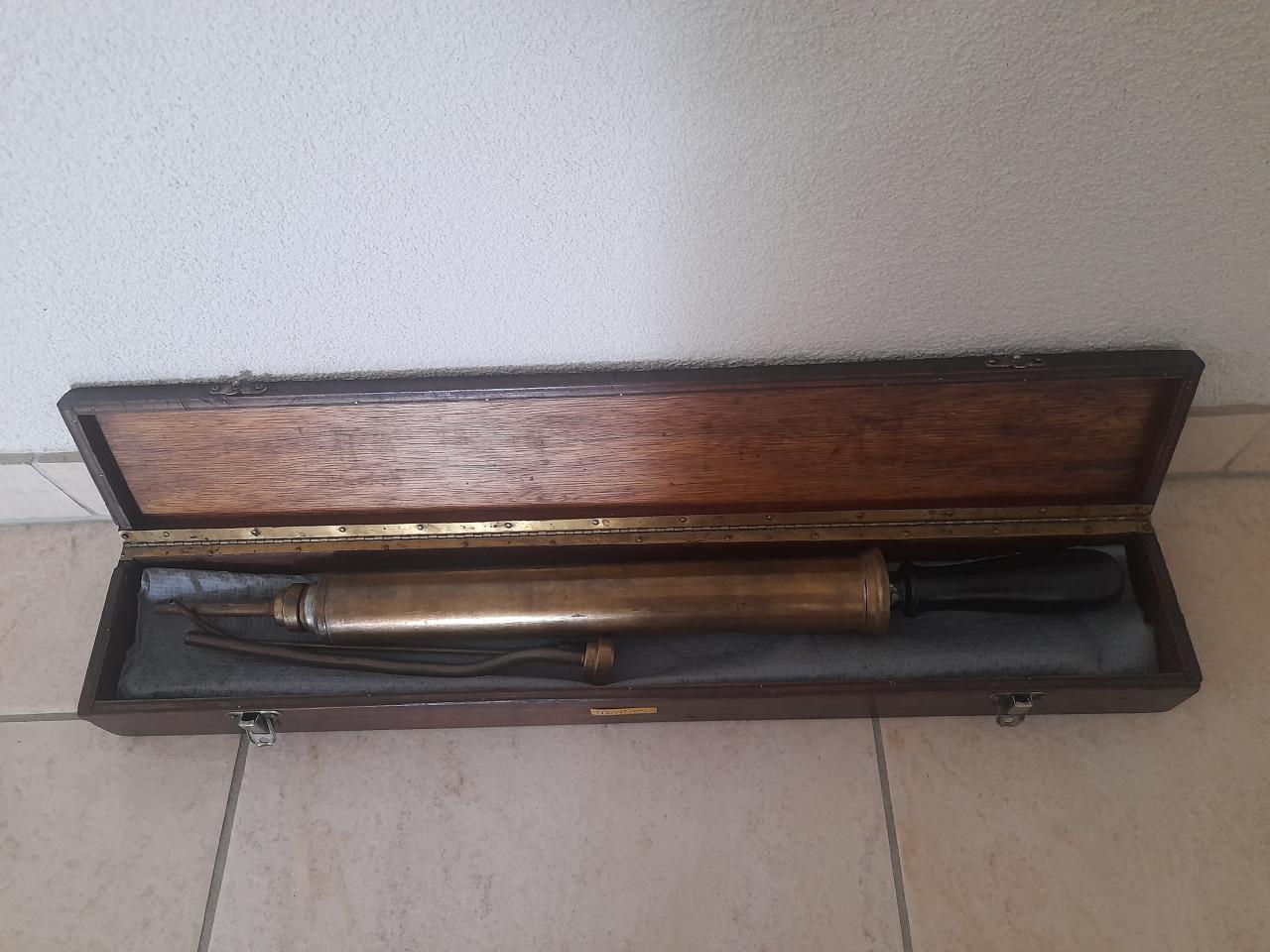 Oude koperen/messing vetspuit met bijpassend kistje.