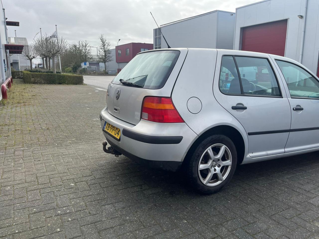 Volkswagen Golf 1.6 Trendline AUTOMAAT, dakraam, trekhaak, goed onderhouden