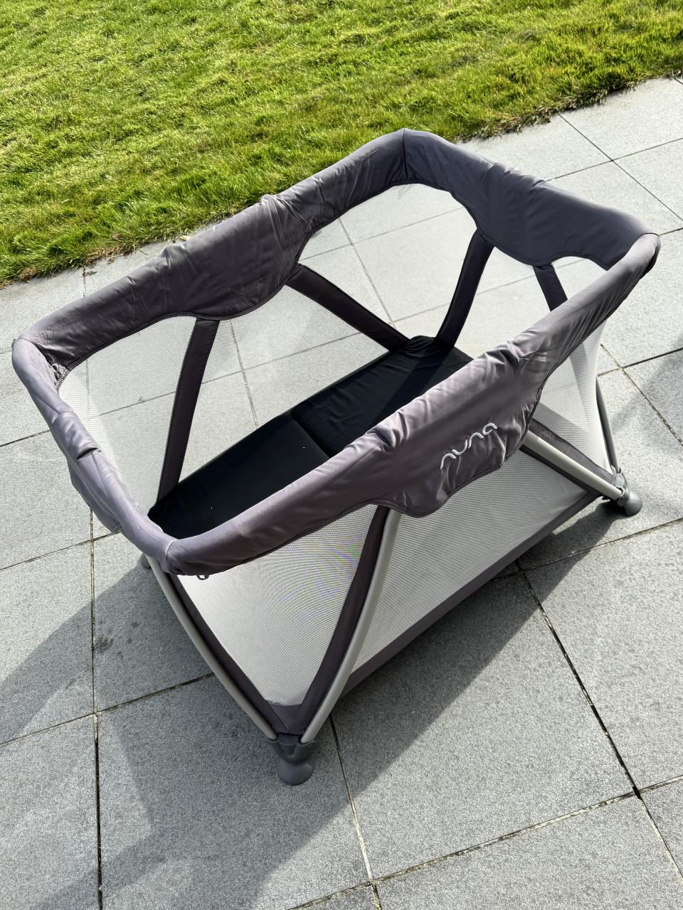 NUNA Sena (reis) box inclusief matras en handige verschoontafel