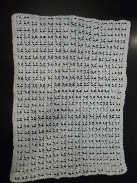 - Wit gehaakte baby omslagdoek met hartjes en gehaakt  babyvestje (jasje)