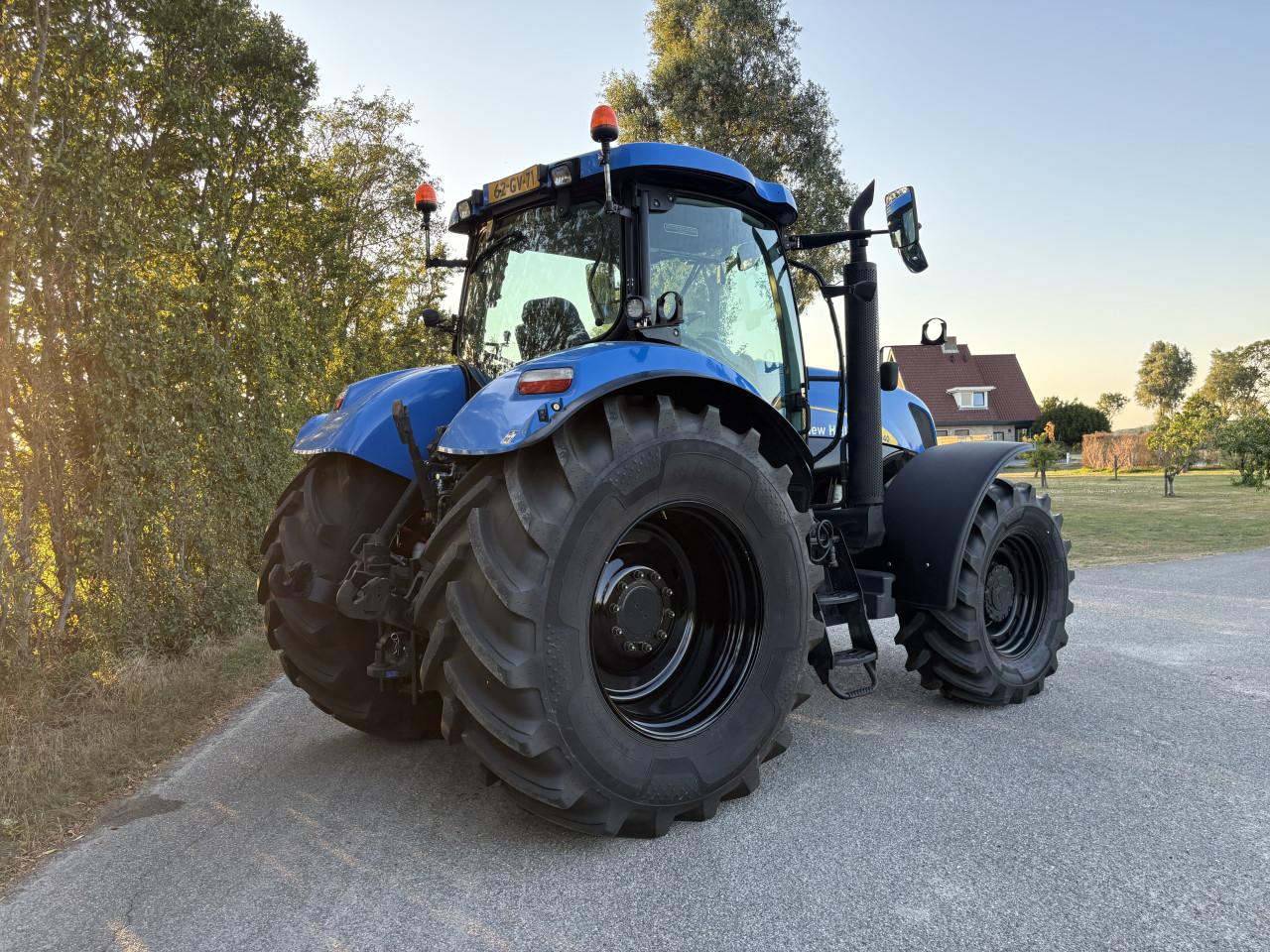 New Holland T7040