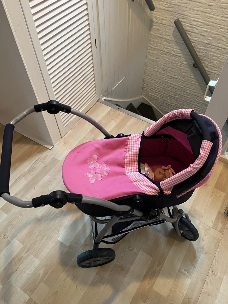 Poppenwagen met drie poppen, buggy en draagstoeltje