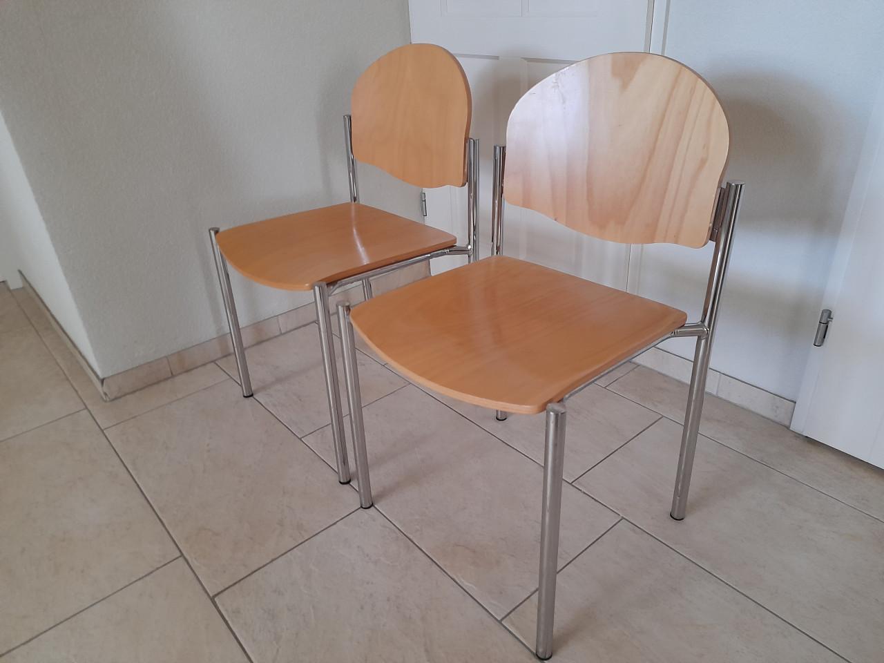 2 stevige stoelen (in goede staat )