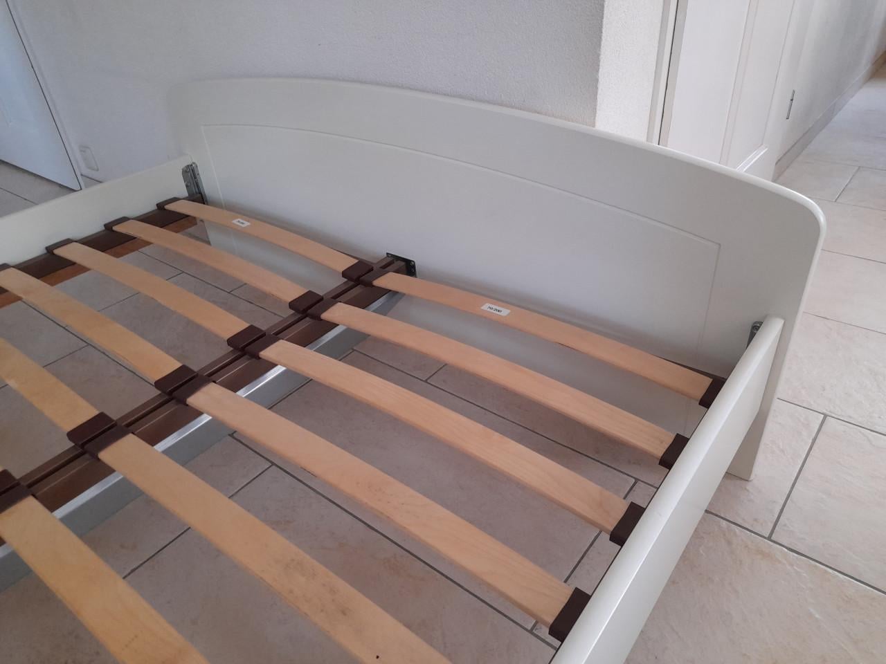 Mooi wit bed 140 x 200 (in goede staat )