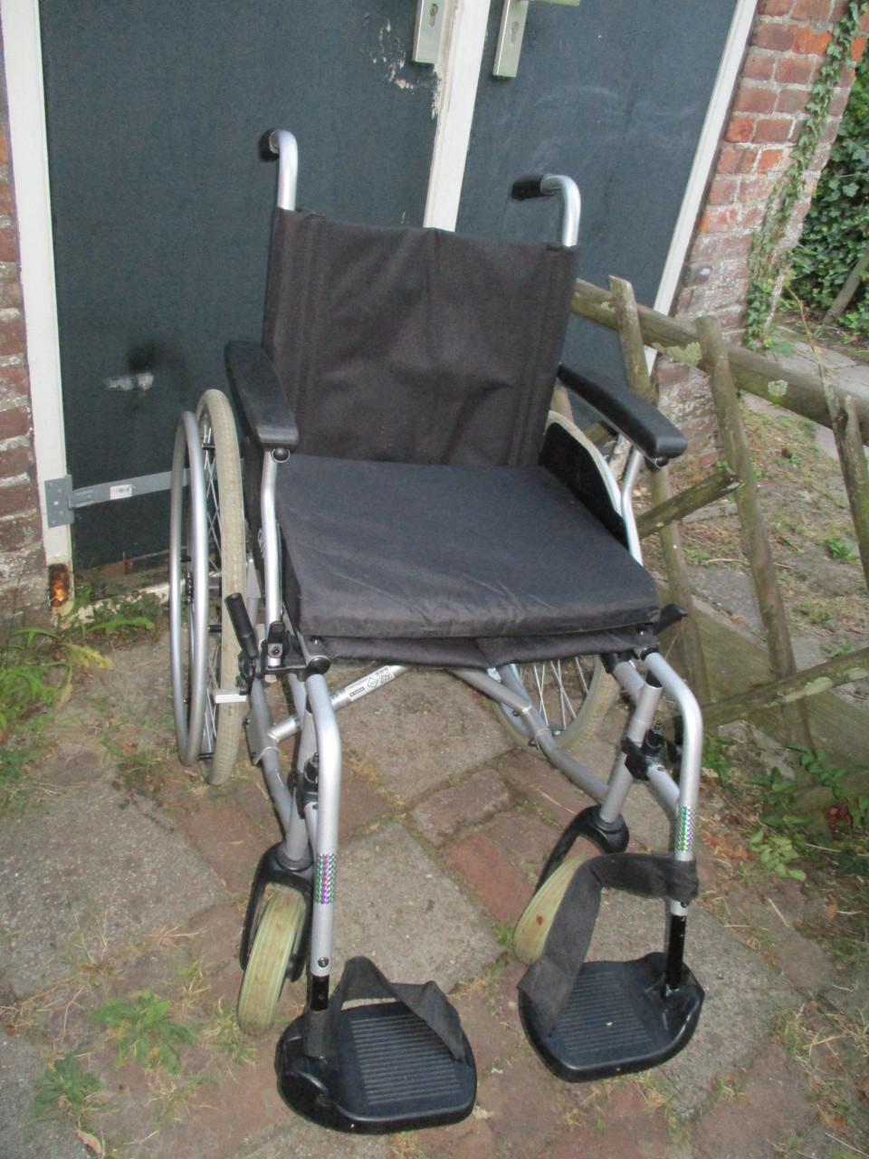 Degelijke rolstoel te koop  ( als nieuw)