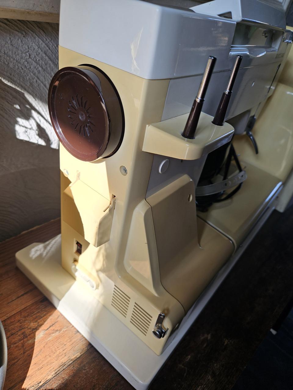 Mooie krachtige Riccar 9160 Super Stretch Naaimachine