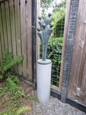 Bronzen beeld op granieten sokkel