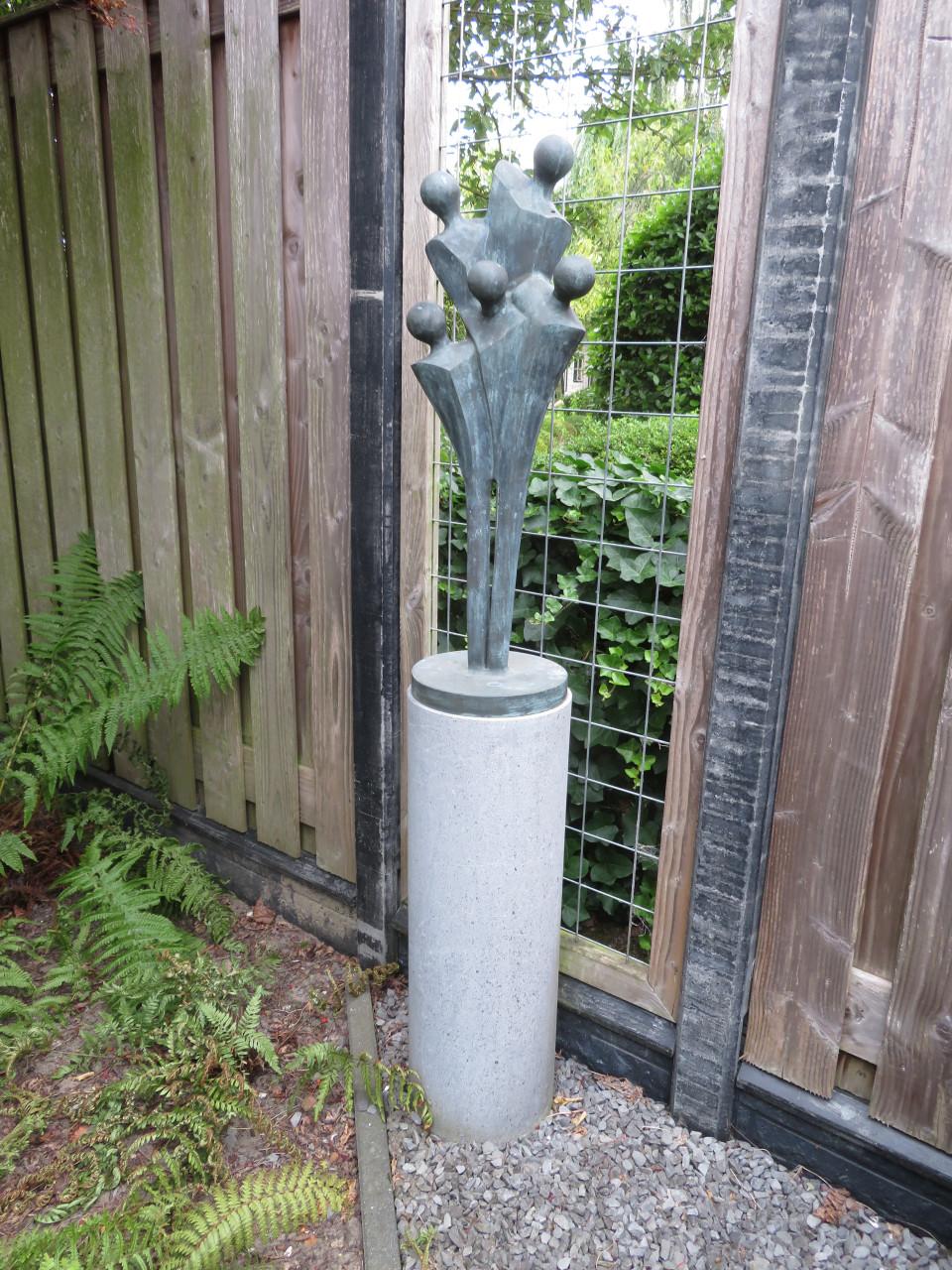 Bronzen beeld op granieten sokkel