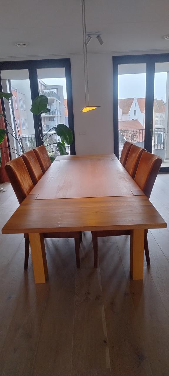Mooie massieve tafel inclusief stoelen en lamp