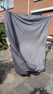 Beddengoed/ Dekbedovertrek met 2 bijpassende kussenslopen. Donkergrijs.