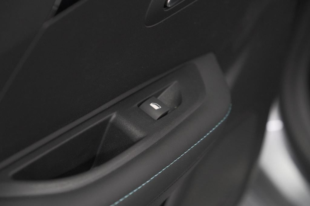 Peugeot 208 puretech 100 eat8 allure pack | camera | navigatie | apple carp