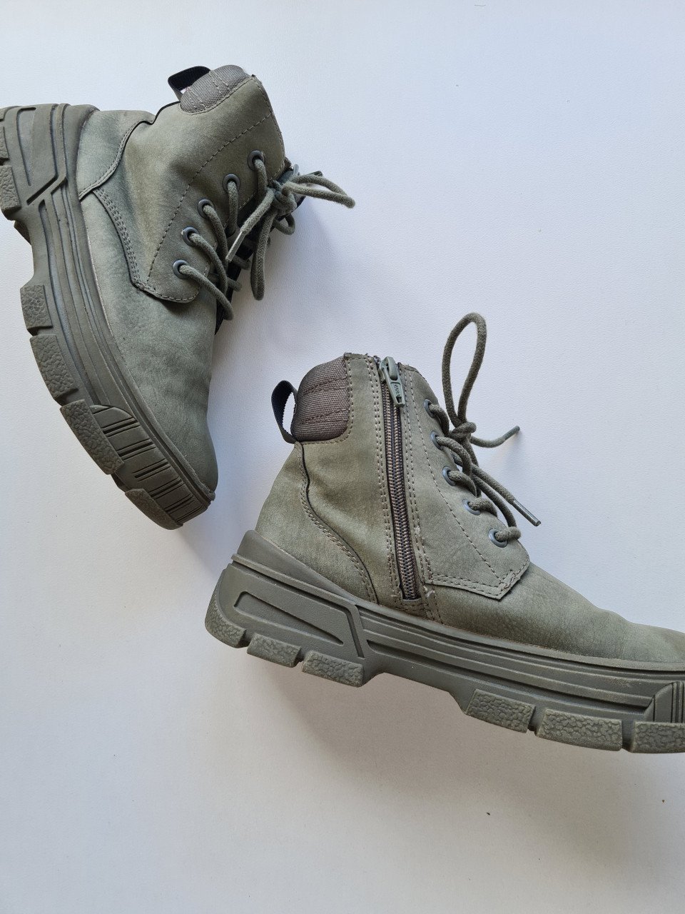 Zara kaki groene half hoge veter/ rits sneackers  Maat 31