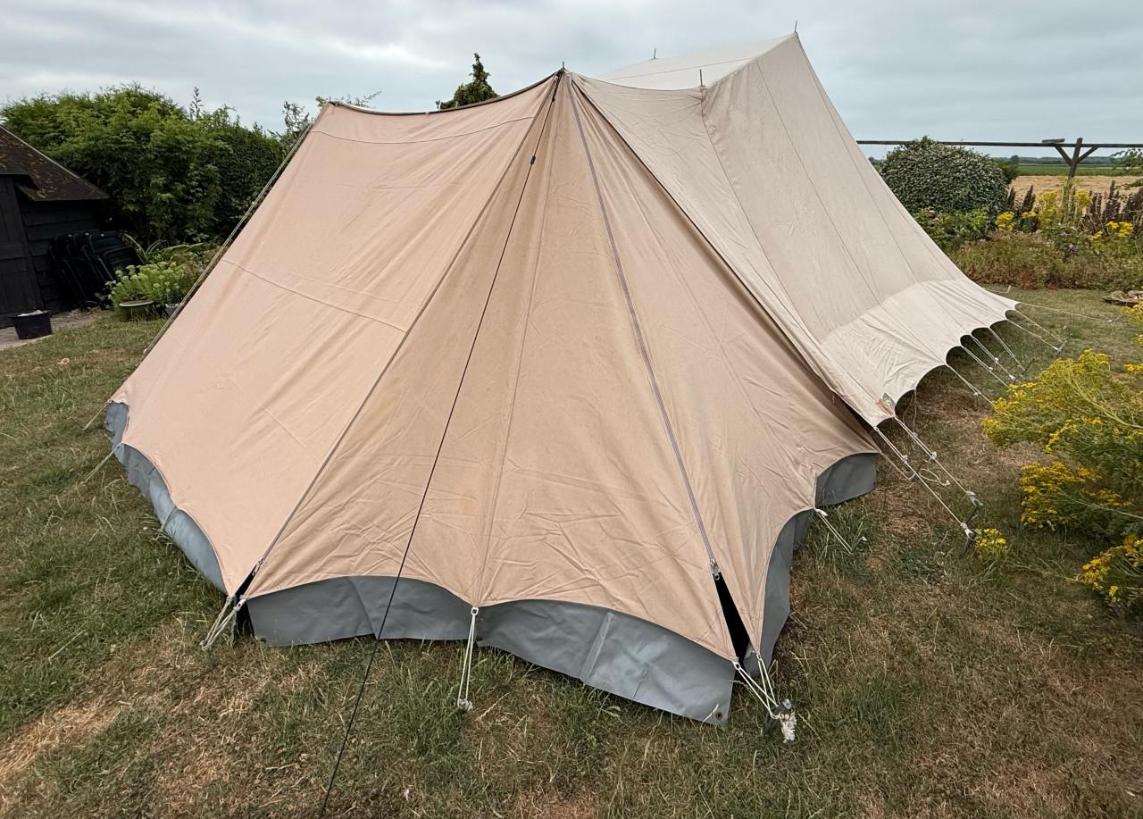 De waard tent vergrote zilvermeeuw met dicht te ritsen luifel