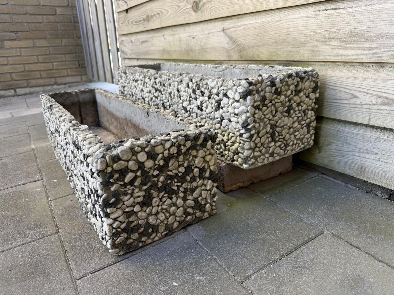 2 plantenbakken kiezelstenen op beton 80cm